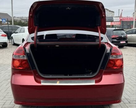 Красный Шевроле Авео, объемом двигателя 1.5 л и пробегом 27 тыс. км за 6100 $, фото 5 на Automoto.ua