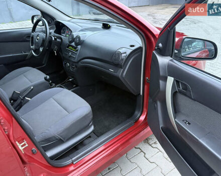 Красный Шевроле Авео, объемом двигателя 1.4 л и пробегом 180 тыс. км за 3300 $, фото 9 на Automoto.ua