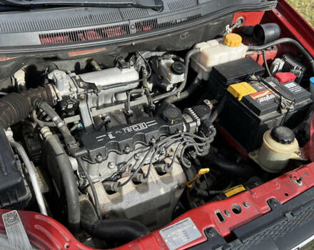 Красный Шевроле Авео, объемом двигателя 1.5 л и пробегом 180 тыс. км за 4500 $, фото 2 на Automoto.ua