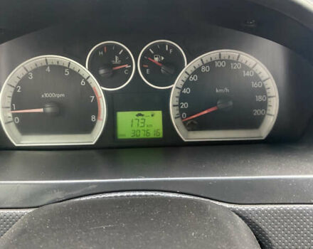 Красный Шевроле Авео, объемом двигателя 1.5 л и пробегом 320 тыс. км за 3500 $, фото 6 на Automoto.ua