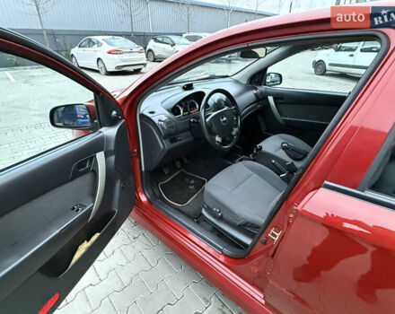 Красный Шевроле Авео, объемом двигателя 1.4 л и пробегом 180 тыс. км за 3300 $, фото 12 на Automoto.ua