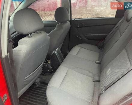 Красный Шевроле Авео, объемом двигателя 1.5 л и пробегом 350 тыс. км за 1799 $, фото 9 на Automoto.ua