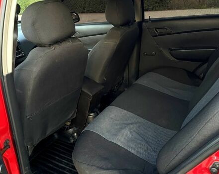 Красный Шевроле Авео, объемом двигателя 1.5 л и пробегом 201 тыс. км за 4000 $, фото 5 на Automoto.ua