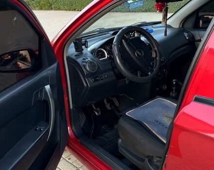 Красный Шевроле Авео, объемом двигателя 1.5 л и пробегом 201 тыс. км за 4000 $, фото 2 на Automoto.ua