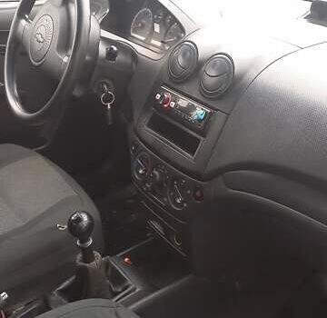 Красный Шевроле Авео, объемом двигателя 1.5 л и пробегом 258 тыс. км за 3300 $, фото 3 на Automoto.ua