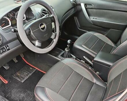 Красный Шевроле Авео, объемом двигателя 1.5 л и пробегом 191 тыс. км за 4000 $, фото 7 на Automoto.ua