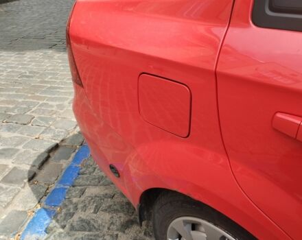 Красный Шевроле Авео, объемом двигателя 1.4 л и пробегом 201 тыс. км за 3500 $, фото 2 на Automoto.ua