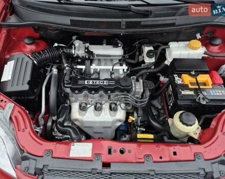 Красный Шевроле Авео, объемом двигателя 1.5 л и пробегом 34 тыс. км за 6200 $, фото 60 на Automoto.ua