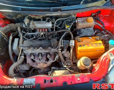 Красный Шевроле Авео, объемом двигателя 1.5 л и пробегом 370 тыс. км за 2000 $, фото 2 на Automoto.ua