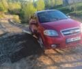 Красный Шевроле Авео, объемом двигателя 1.5 л и пробегом 438 тыс. км за 2550 $, фото 1 на Automoto.ua