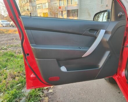 Красный Шевроле Авео, объемом двигателя 1.2 л и пробегом 250 тыс. км за 3560 $, фото 4 на Automoto.ua