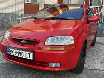 Красный Шевроле Авео, объемом двигателя 1.5 л и пробегом 223 тыс. км за 3200 $, фото 1 на Automoto.ua
