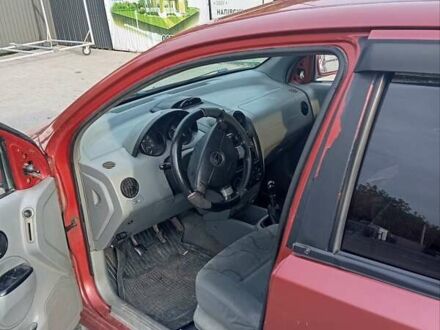 Красный Шевроле Авео, объемом двигателя 1.5 л и пробегом 275 тыс. км за 2400 $, фото 1 на Automoto.ua