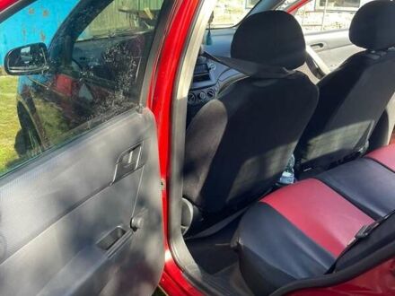 Красный Шевроле Авео, объемом двигателя 1.5 л и пробегом 210 тыс. км за 3400 $, фото 1 на Automoto.ua