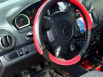 Красный Шевроле Авео, объемом двигателя 1.5 л и пробегом 298 тыс. км за 2650 $, фото 1 на Automoto.ua
