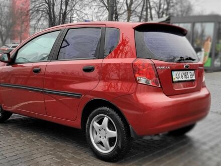 Красный Шевроле Авео, объемом двигателя 1.5 л и пробегом 220 тыс. км за 3650 $, фото 1 на Automoto.ua