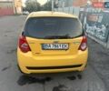 Желтый Шевроле Авео, объемом двигателя 1.21 л и пробегом 196 тыс. км за 4500 $, фото 1 на Automoto.ua