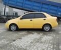 Желтый Шевроле Авео, объемом двигателя 1.5 л и пробегом 212 тыс. км за 2100 $, фото 1 на Automoto.ua