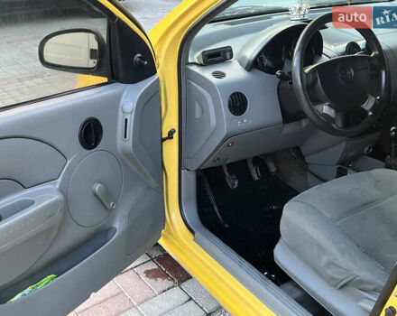 Желтый Шевроле Авео, объемом двигателя 1.5 л и пробегом 300 тыс. км за 1990 $, фото 9 на Automoto.ua