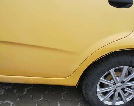 Желтый Шевроле Авео, объемом двигателя 1.5 л и пробегом 212 тыс. км за 2100 $, фото 14 на Automoto.ua