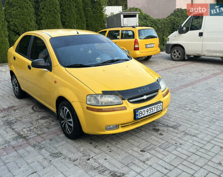 Желтый Шевроле Авео, объемом двигателя 1.5 л и пробегом 300 тыс. км за 1990 $, фото 1 на Automoto.ua