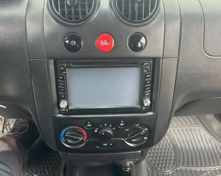 Желтый Шевроле Авео, объемом двигателя 1.5 л и пробегом 206 тыс. км за 1790 $, фото 3 на Automoto.ua