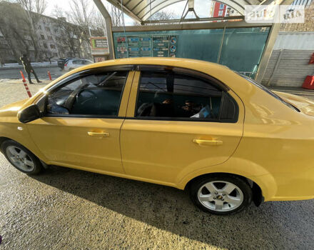 Желтый Шевроле Авео, объемом двигателя 1.4 л и пробегом 170 тыс. км за 4800 $, фото 2 на Automoto.ua