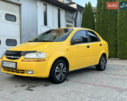 Желтый Шевроле Авео, объемом двигателя 1.5 л и пробегом 300 тыс. км за 1990 $, фото 1 на Automoto.ua