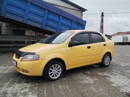 Желтый Шевроле Авео, объемом двигателя 1.5 л и пробегом 212 тыс. км за 2100 $, фото 1 на Automoto.ua