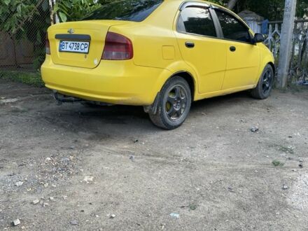 Желтый Шевроле Авео, объемом двигателя 1.5 л и пробегом 350 тыс. км за 2000 $, фото 1 на Automoto.ua