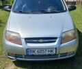 Серый Шевроле Авео, объемом двигателя 1.5 л и пробегом 250 тыс. км за 2000 $, фото 1 на Automoto.ua