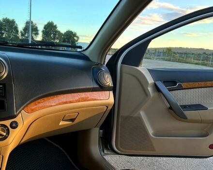 Серый Шевроле Авео, объемом двигателя 1.6 л и пробегом 258 тыс. км за 3800 $, фото 5 на Automoto.ua
