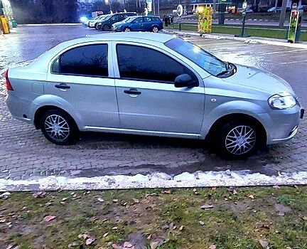Серый Шевроле Авео, объемом двигателя 1.5 л и пробегом 210 тыс. км за 3700 $, фото 2 на Automoto.ua