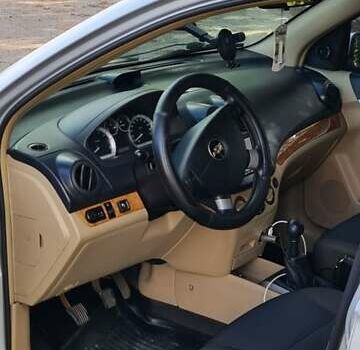 Серый Шевроле Авео, объемом двигателя 1.6 л и пробегом 350 тыс. км за 3900 $, фото 1 на Automoto.ua