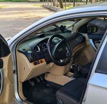 Серый Шевроле Авео, объемом двигателя 1.6 л и пробегом 350 тыс. км за 3900 $, фото 3 на Automoto.ua