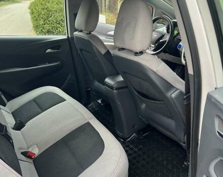 Белый Шевроле Bolt EV, объемом двигателя 0 л и пробегом 143 тыс. км за 15000 $, фото 3 на Automoto.ua