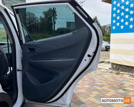 Білий Шевроле Bolt EV, об'ємом двигуна 60 л та пробігом 64 тис. км за 14700 $, фото 28 на Automoto.ua