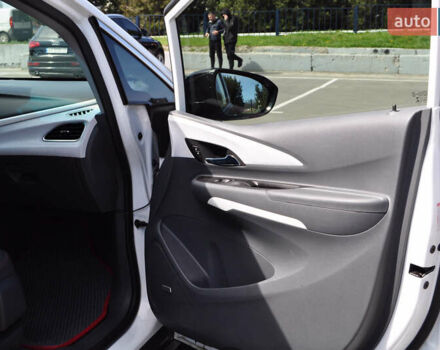 Белый Шевроле Bolt EV, объемом двигателя 0 л и пробегом 115 тыс. км за 18000 $, фото 29 на Automoto.ua