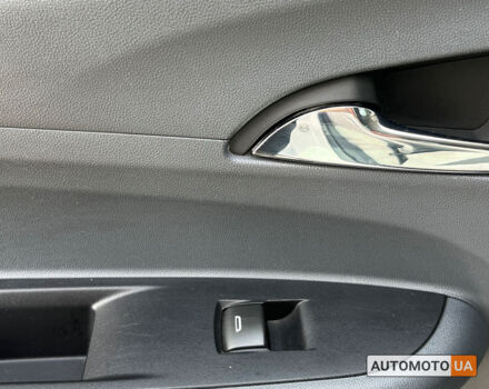 Білий Шевроле Bolt EV, об'ємом двигуна 60 л та пробігом 64 тис. км за 14700 $, фото 23 на Automoto.ua