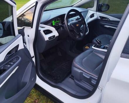 Белый Шевроле Bolt EV, объемом двигателя 0 л и пробегом 102 тыс. км за 15000 $, фото 3 на Automoto.ua