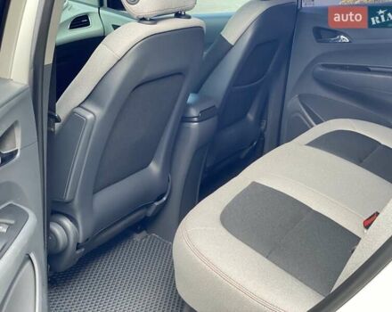 Белый Шевроле Bolt EV, объемом двигателя 0 л и пробегом 125 тыс. км за 14300 $, фото 20 на Automoto.ua