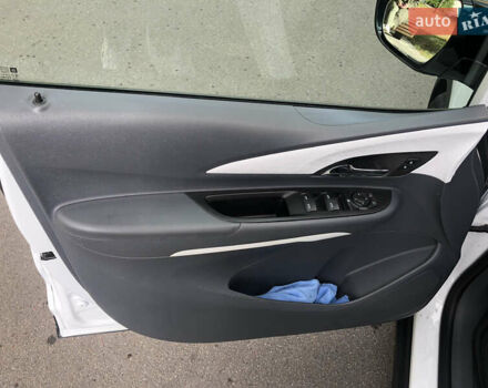 Белый Шевроле Bolt EV, объемом двигателя 0 л и пробегом 159 тыс. км за 13000 $, фото 45 на Automoto.ua