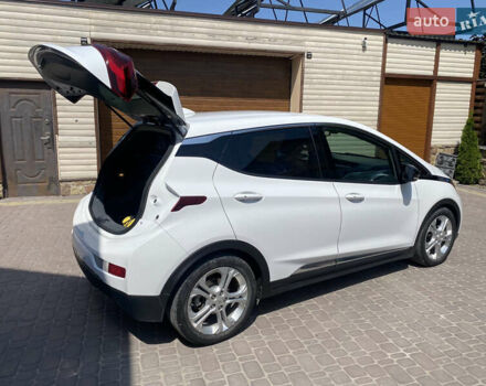 Белый Шевроле Bolt EV, объемом двигателя 0 л и пробегом 100 тыс. км за 14450 $, фото 4 на Automoto.ua