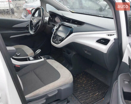 Білий Шевроле Bolt EV, об'ємом двигуна 0 л та пробігом 99 тис. км за 11500 $, фото 6 на Automoto.ua