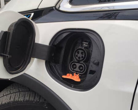 Белый Шевроле Bolt EV, объемом двигателя 0 л и пробегом 230 тыс. км за 12900 $, фото 37 на Automoto.ua