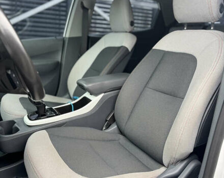 Белый Шевроле Bolt EV, объемом двигателя 0 л и пробегом 58 тыс. км за 16499 $, фото 29 на Automoto.ua