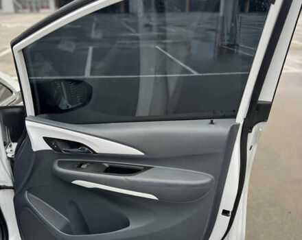 Белый Шевроле Bolt EV, объемом двигателя 0 л и пробегом 58 тыс. км за 16499 $, фото 37 на Automoto.ua