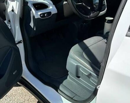 Белый Шевроле Bolt EV, объемом двигателя 0 л и пробегом 50 тыс. км за 20400 $, фото 9 на Automoto.ua