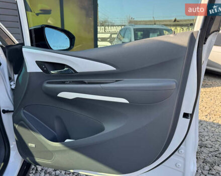 Белый Шевроле Bolt EV, объемом двигателя 0 л и пробегом 39 тыс. км за 16500 $, фото 43 на Automoto.ua