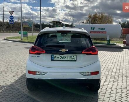 Белый Шевроле Bolt EV, объемом двигателя 0 л и пробегом 50 тыс. км за 24200 $, фото 6 на Automoto.ua